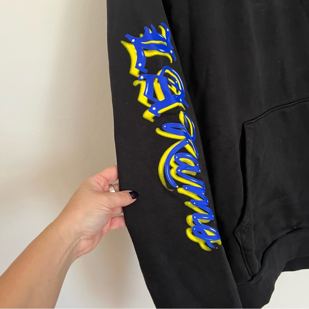 LA Rams Born x Raised Black Airbrushed Rampage Pullover Hoodie - Picture 4 of 9